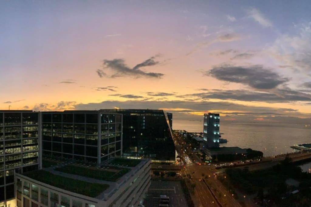 Luxury Seaside Sunset View At The Shore Mall Of Asia Apartment Manila Exterior photo