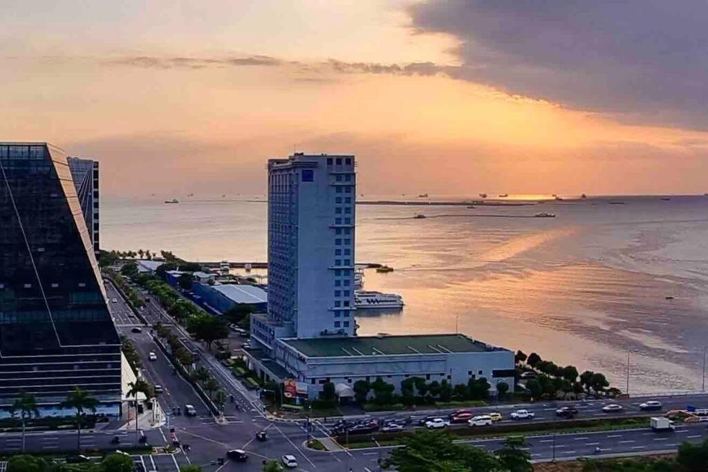 Luxury Seaside Sunset View At The Shore Mall Of Asia Apartment Manila Exterior photo